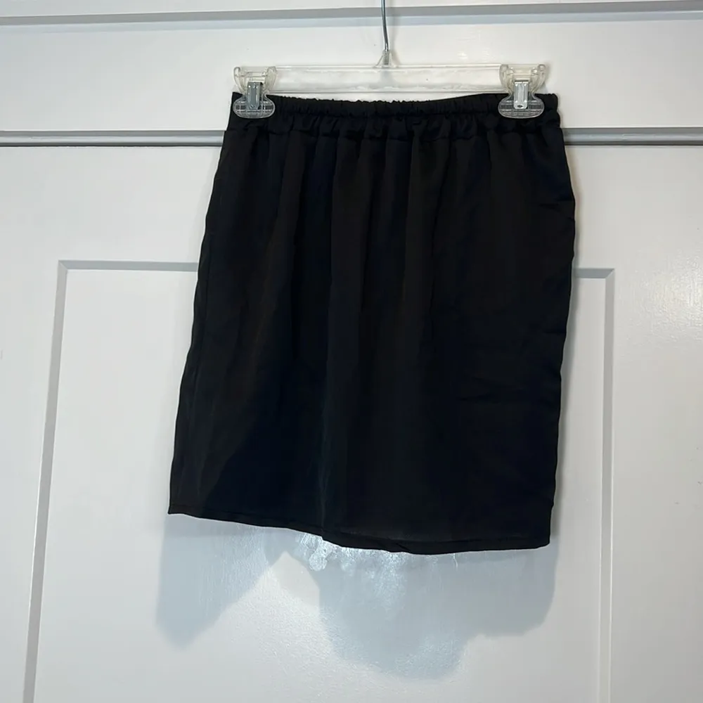 Boohoo Black Mini slip Skirt with slit size 2. In perfect condition! - Image 4