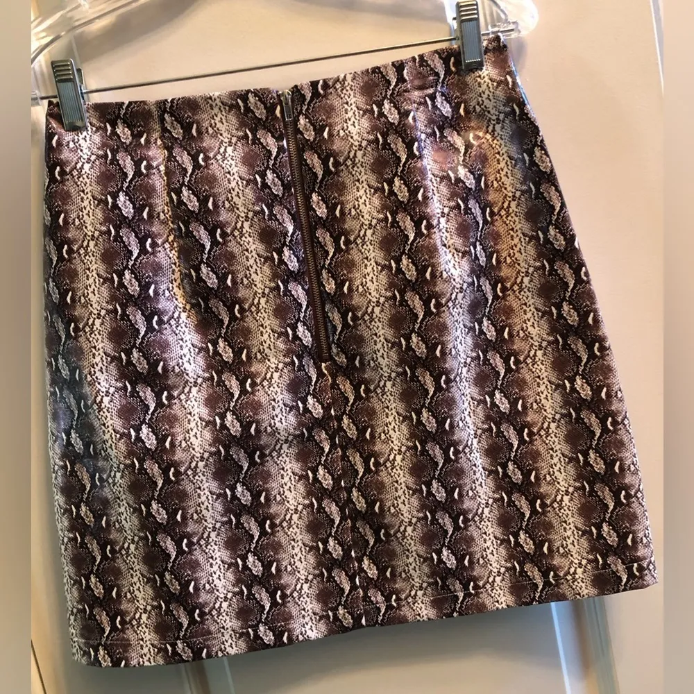 Gorgeous Pleather Snakeskin Skirt from entro Size Medium Vegan Friendly - Image 3