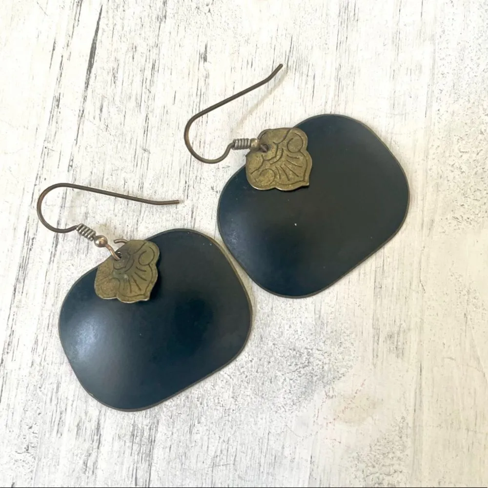 Black and brass tone earrings - Image 8