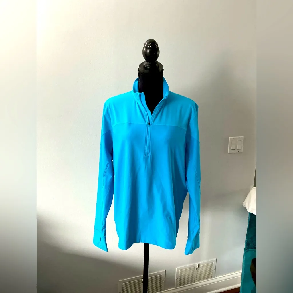 Athletic UNDER ARMOUR top 🦋 - Image 3