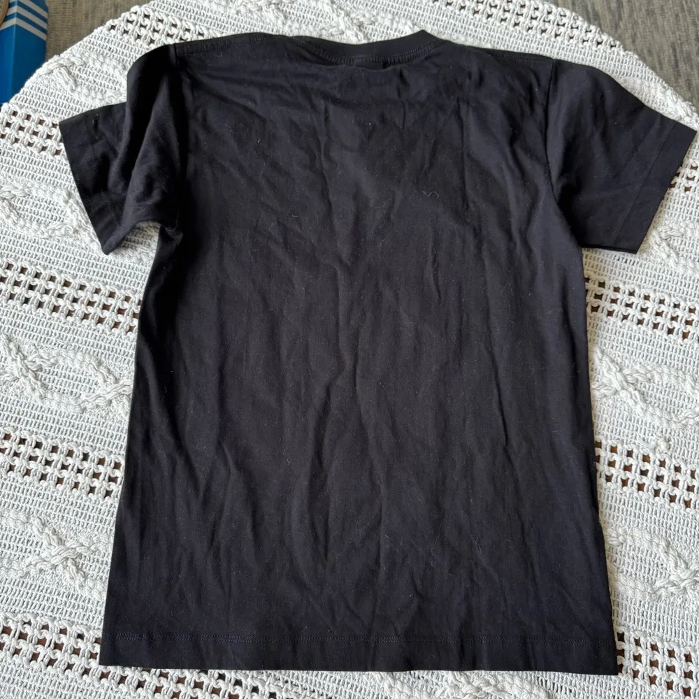 Black Graphic T-Shirt with Hong Kong Cityscape - Image 3