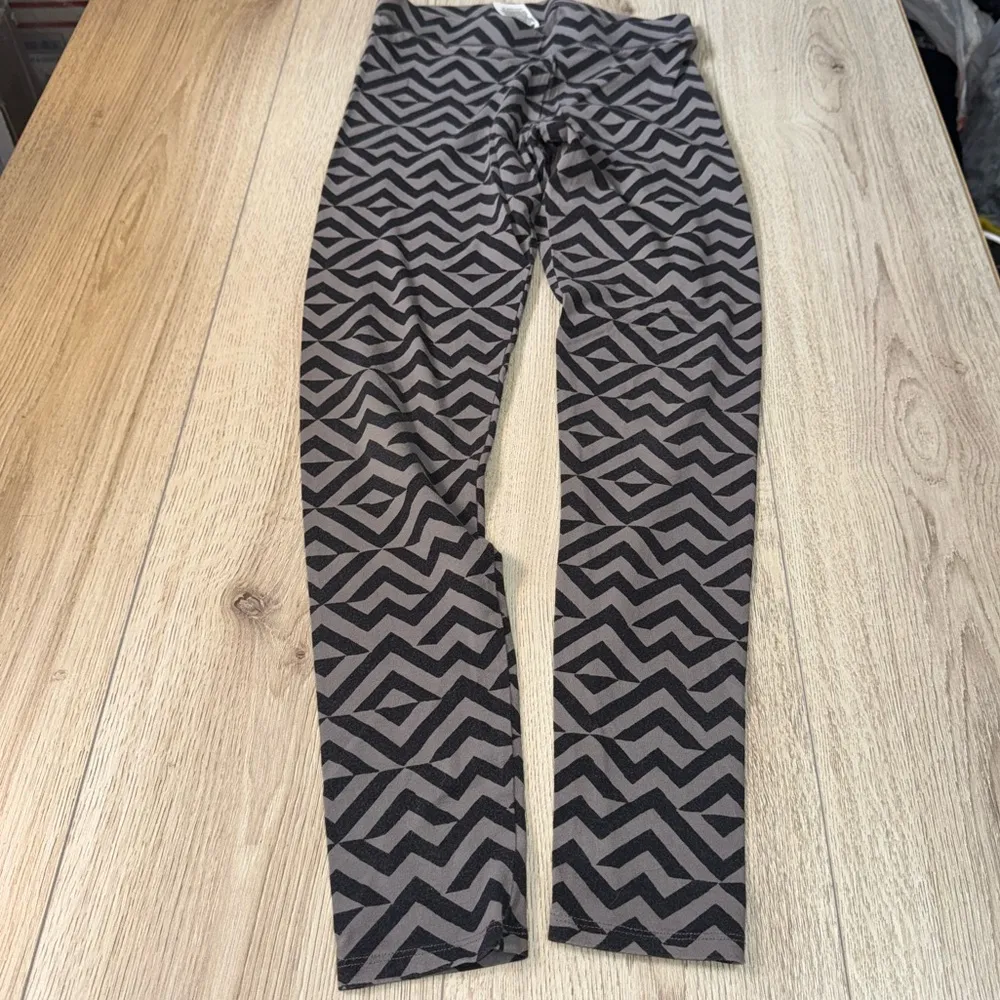 PINK Victoria's Secret Black and Gray Patterned Leggings tights - Image 3