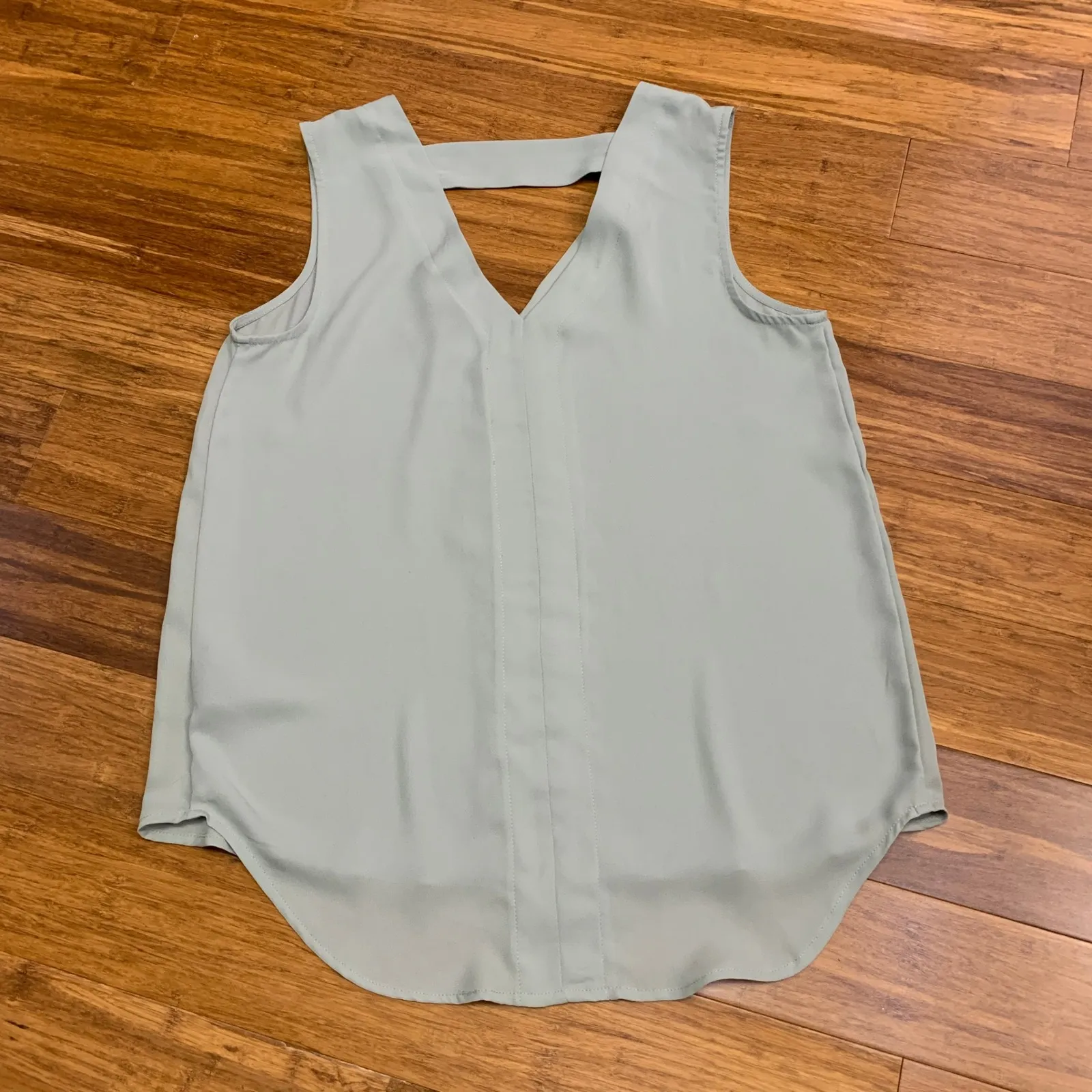 Worthington Sleeveless‎ Top Women's Size Small Sage Green V Neck Blouse Summer - Image 2
