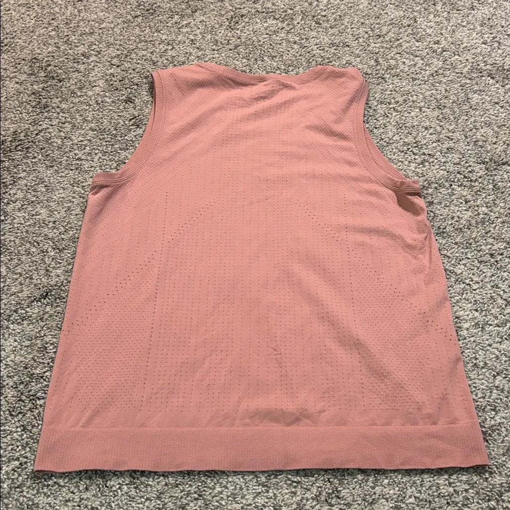Athleta  In Motion Seamless tank top size medium - Image 3
