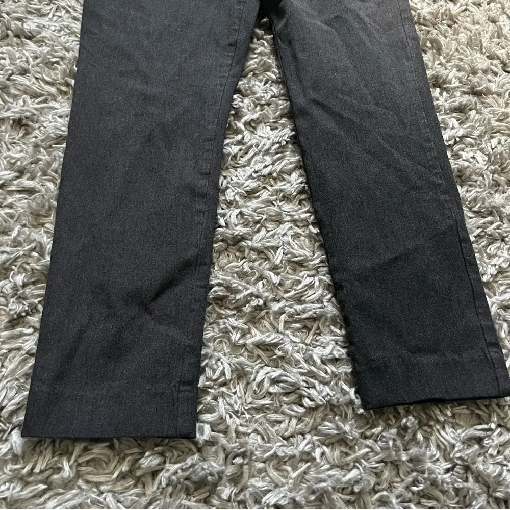 Old Navy  dark grey pixie pants size 4 - Image 2