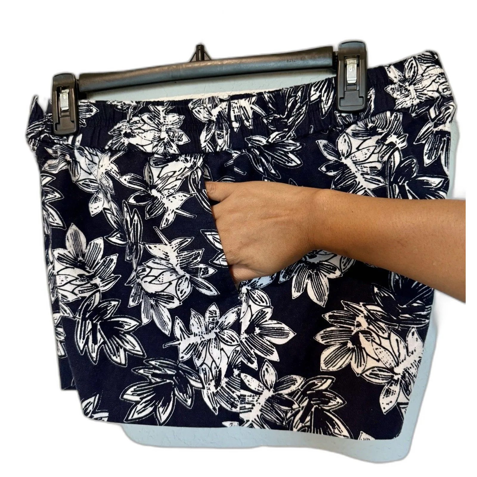 J.Crew Women's Sz 8 Black/White Floral Short Boardwalk Linen Cotton - Image 3