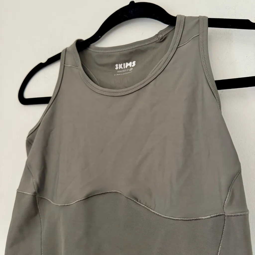 SKIMS Performance Racerback Tank Gunmetal - Image 5