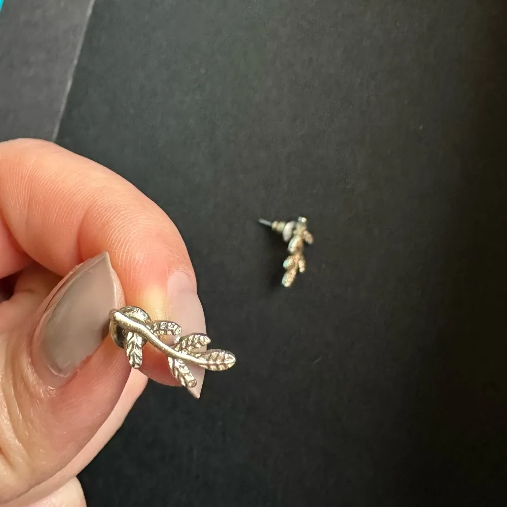 Golden floral mini ear crawler stud earrings - Image 3