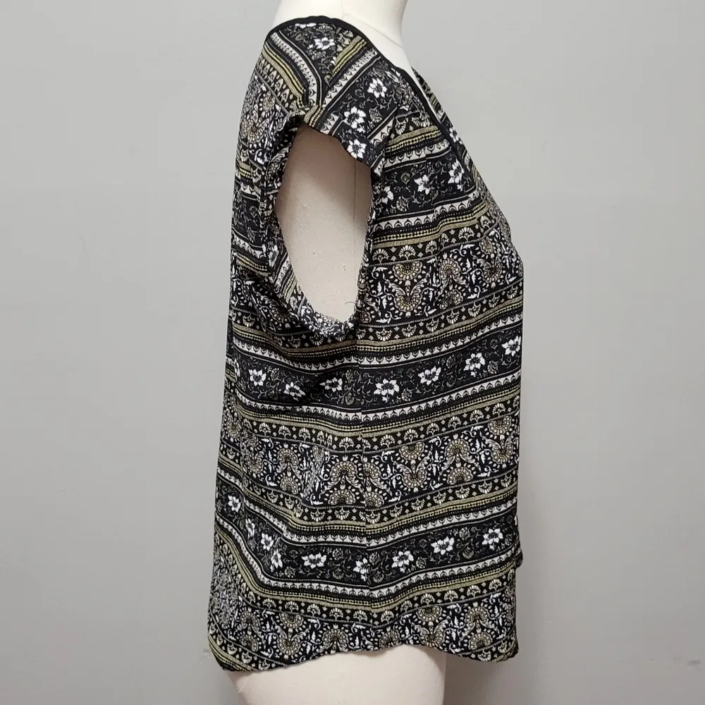 Anthro W5 concepts black fan floral vneck blouse size small - Image 3