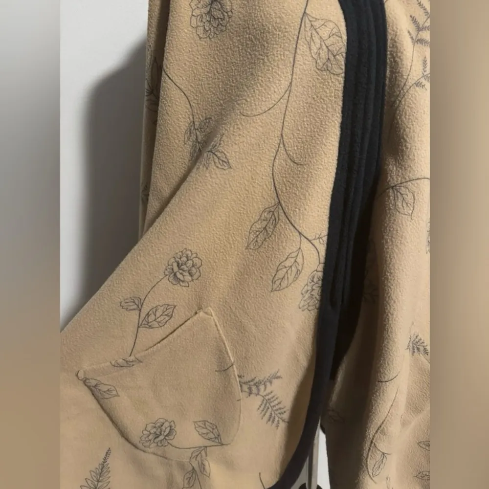 EUC Le Moda Light Brown and Black Zip Up Fleece Floral Print Poncho One Size Size undefined - Image 2