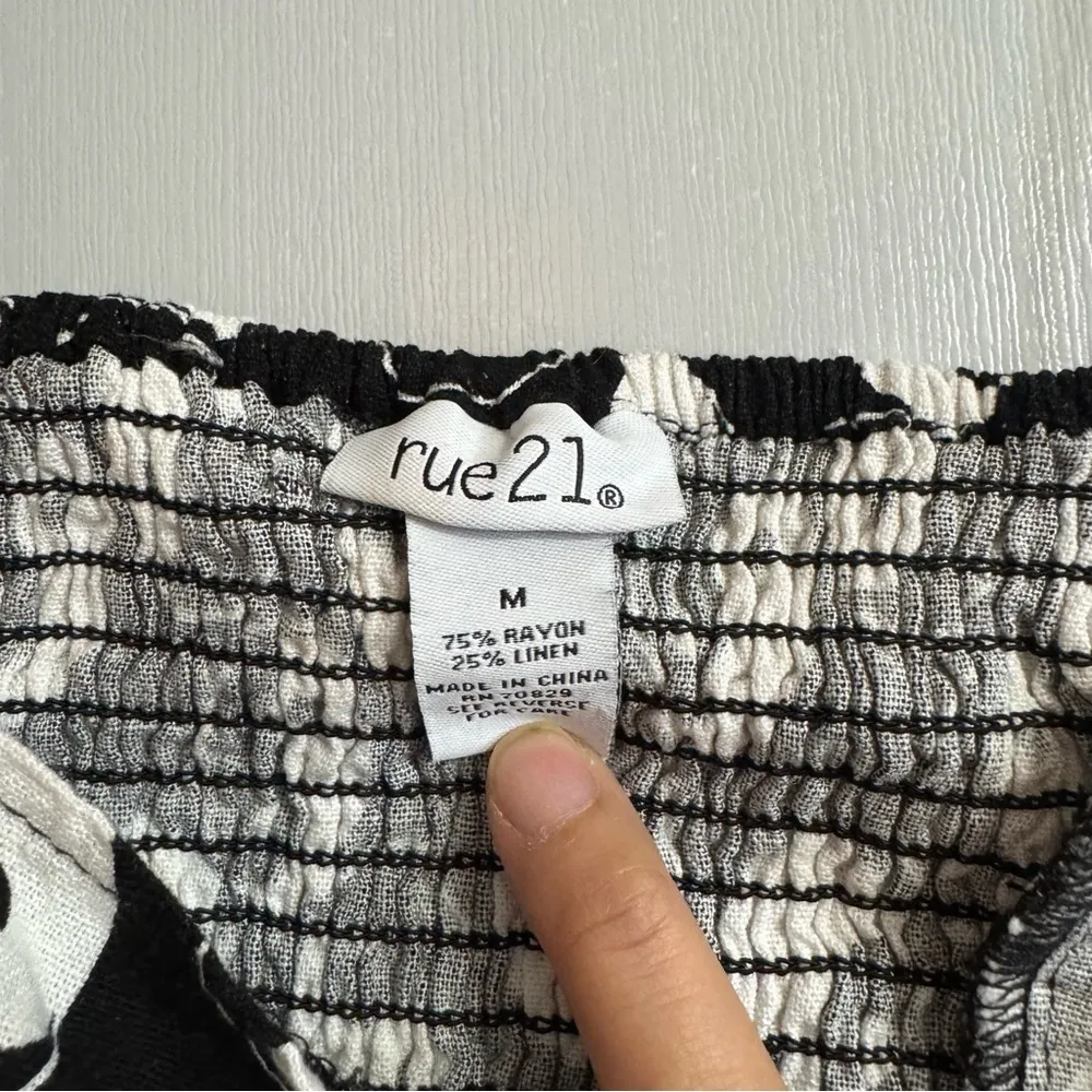 Rue21 Size Medium Yin and Yang Crop Top - Image 3