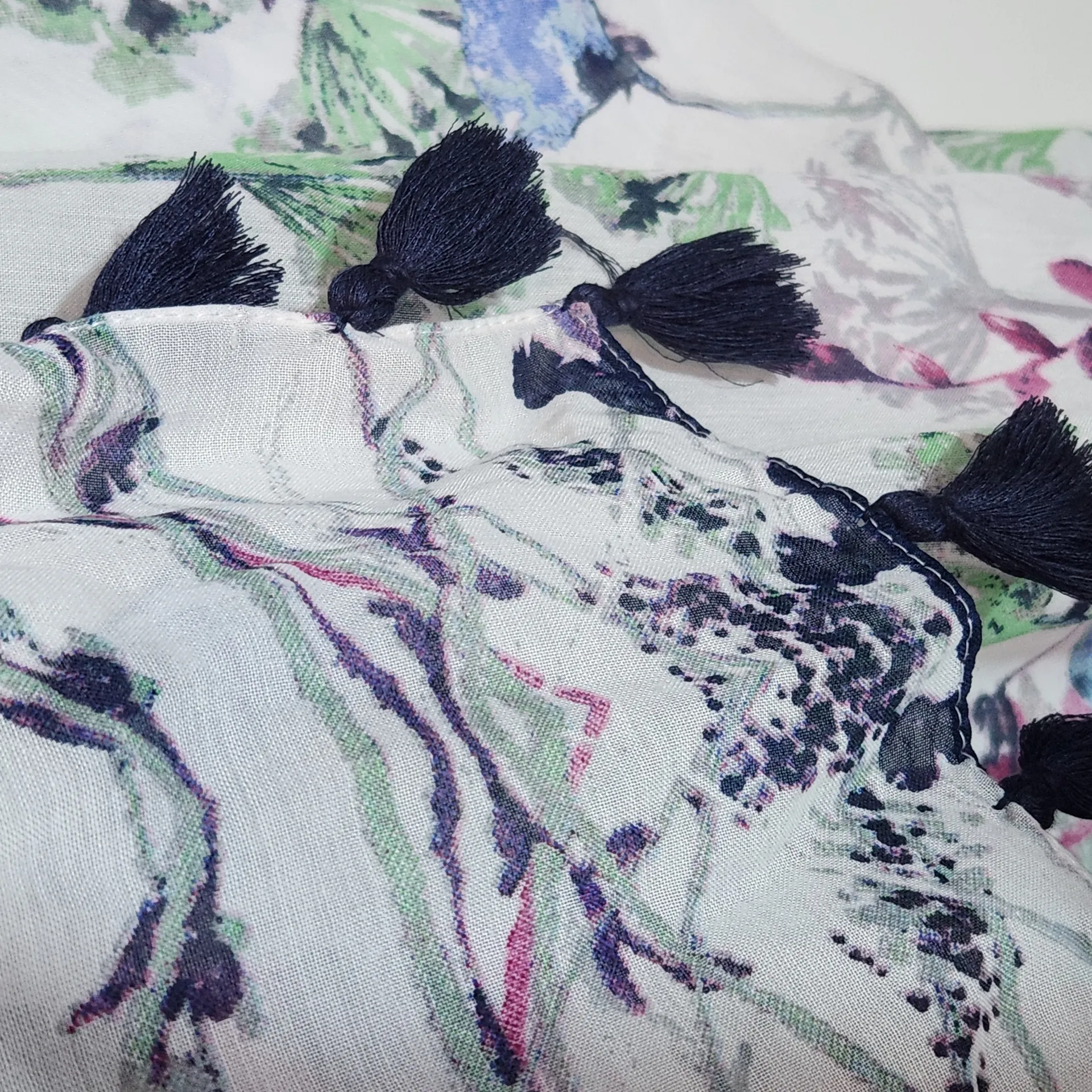 Kitara Purple and White Floral Print Wrap Scarf with Tassels NWT One Size - Image 4