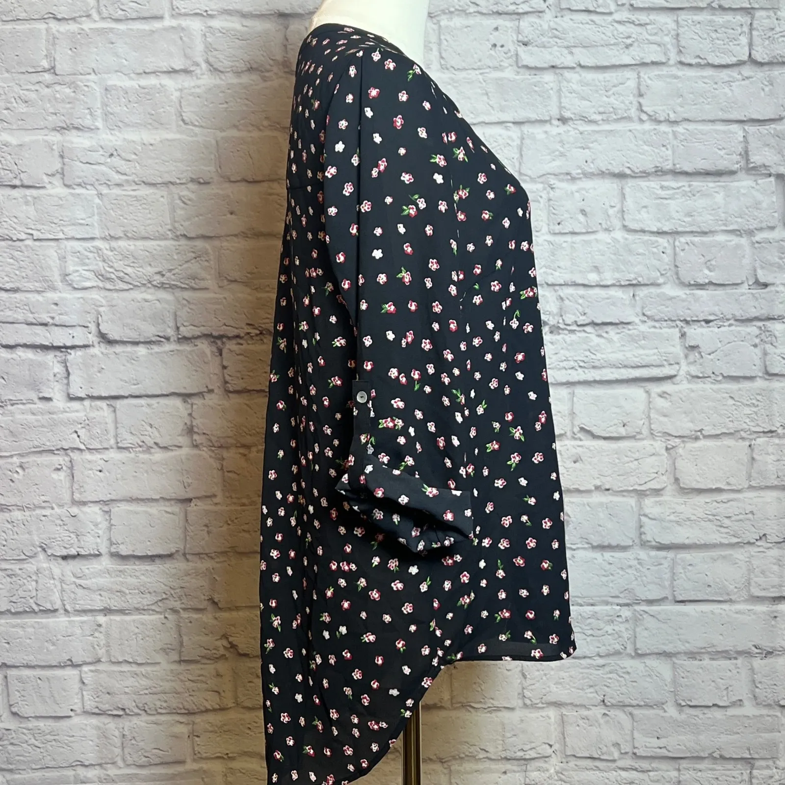 Daniel Rainn Women's Medium Black Floral Blouse Split Neck 3/4 Sleeve - Image 2