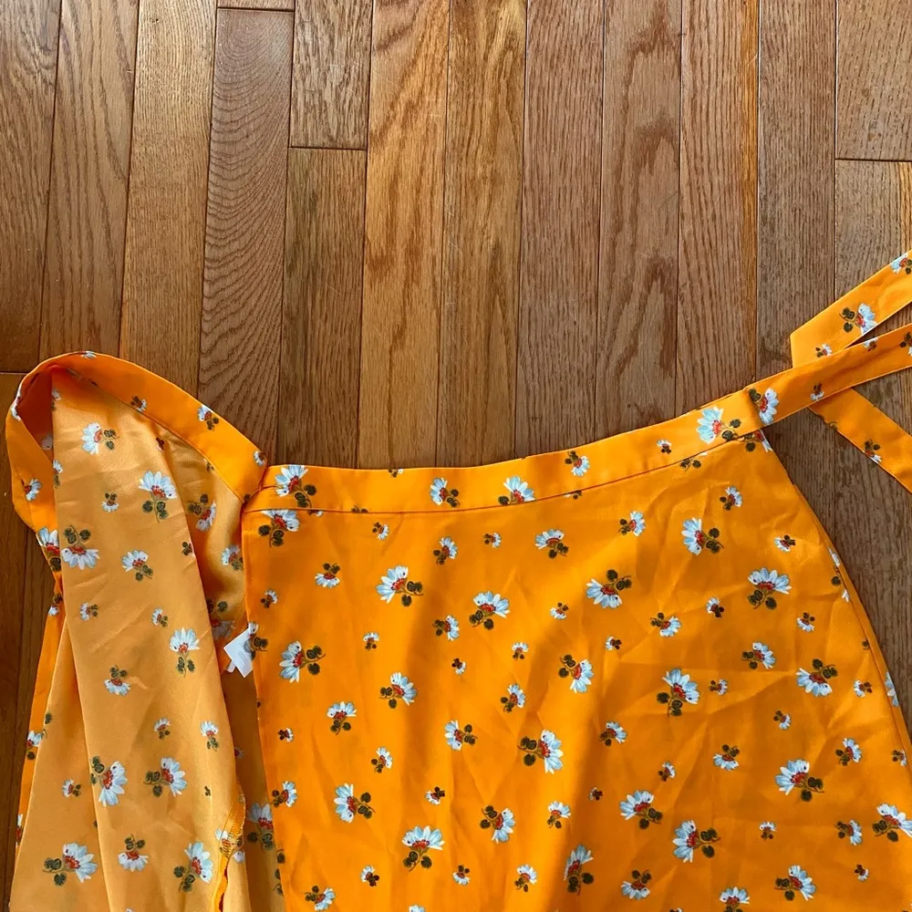 orange and white floral midi wrap skirt Size 6 - Image 12