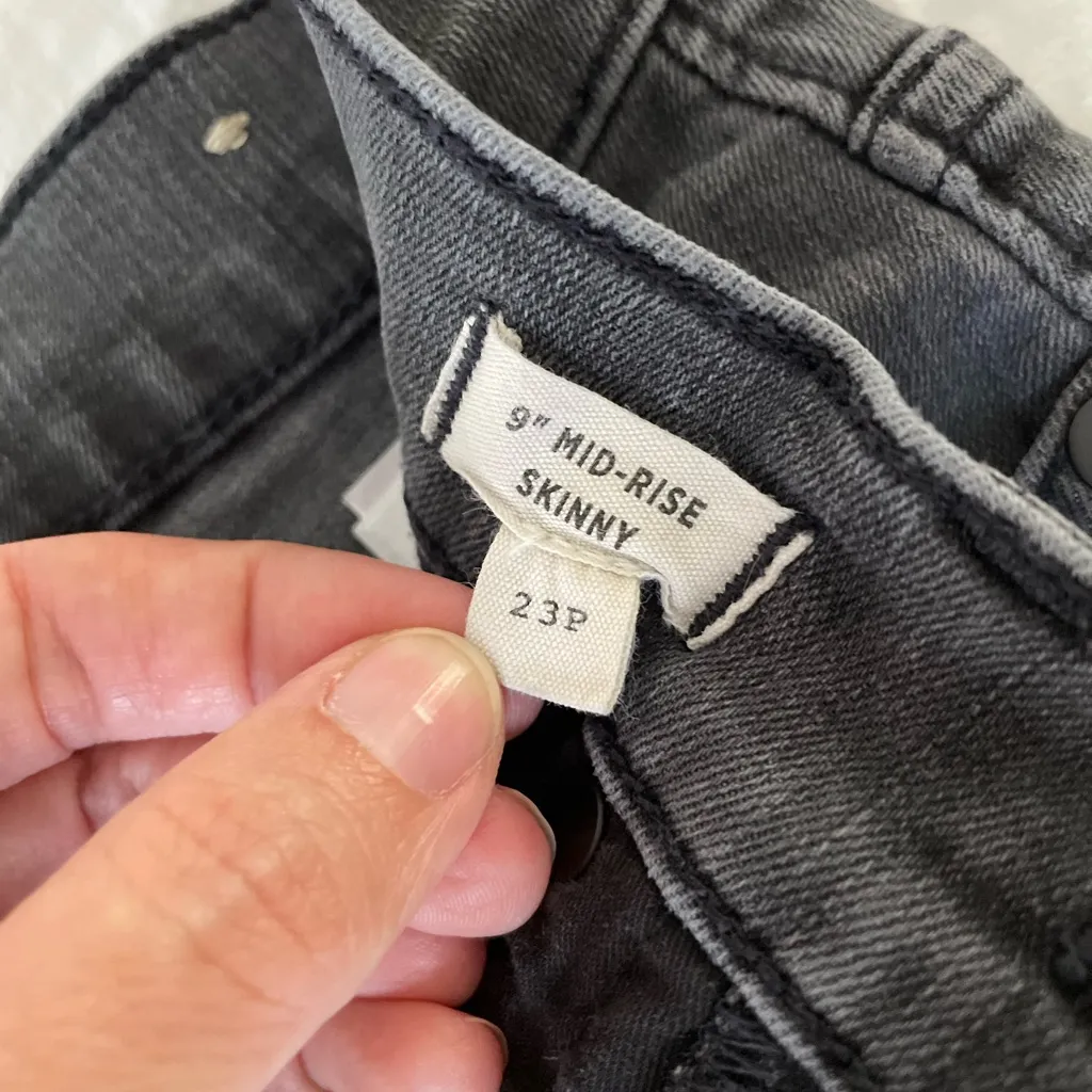 Madewell 9'' Mid-Rise Skinny Jeans Raw Hem Distressed Y2K in Black Sea Size 23P - Image 12