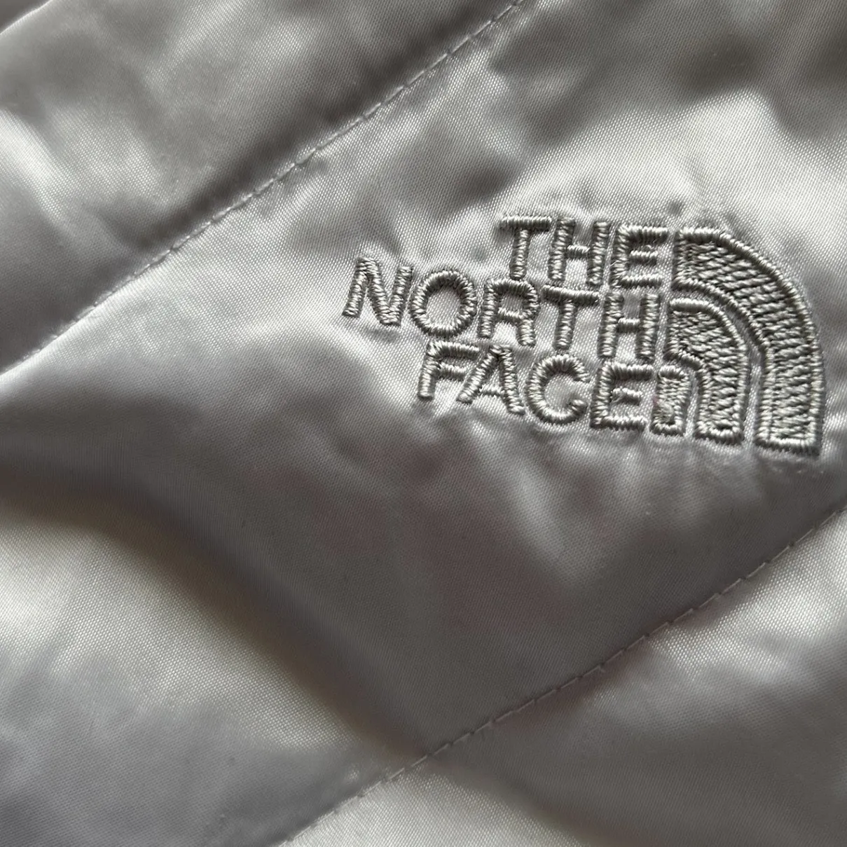 The North Face Womens Puffer Vest Silver Lightweight Full Zip Insulated Size S - Image 5