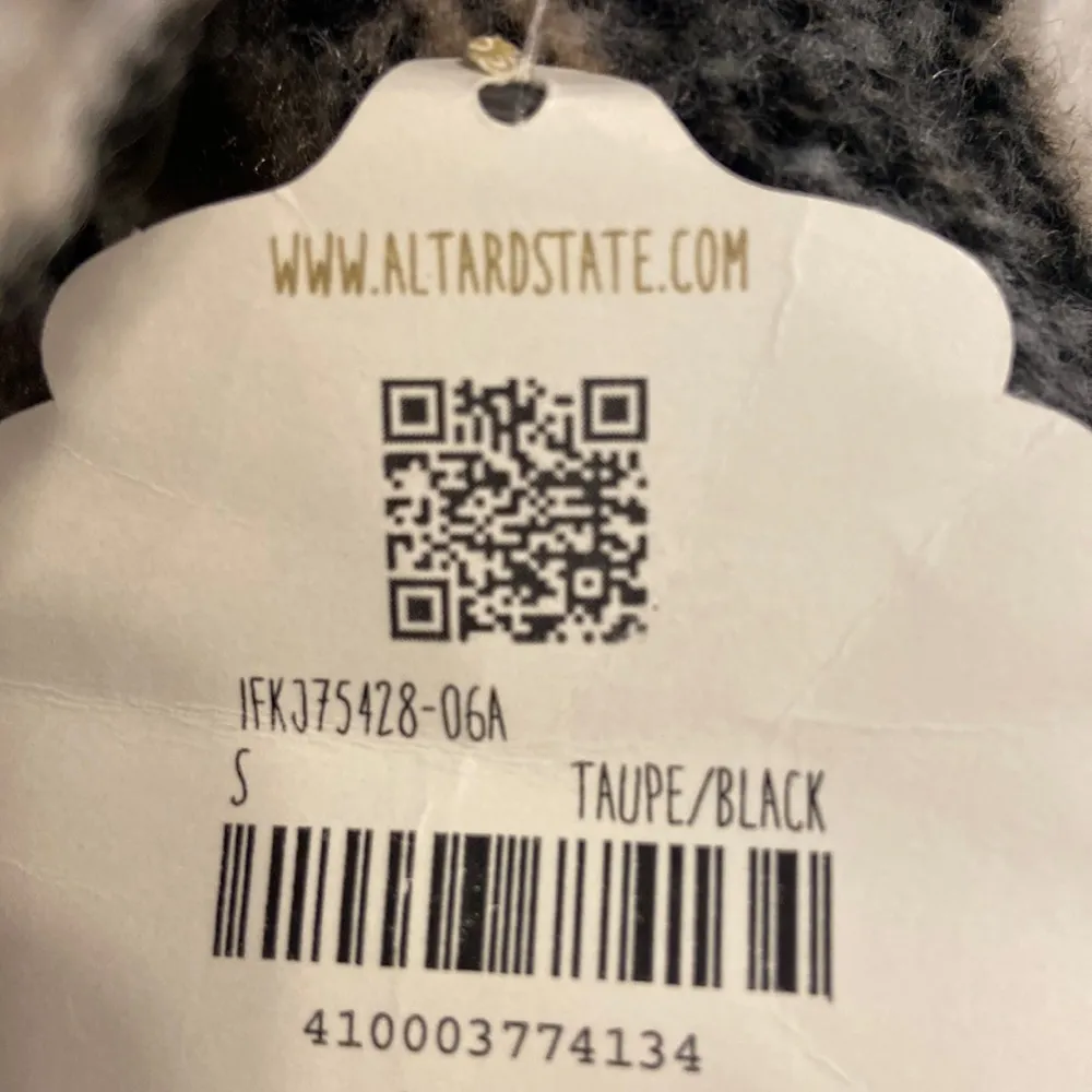 Very cute, oversized, shacket. Perfect to pair with a dress and thigh high boots - Image 4