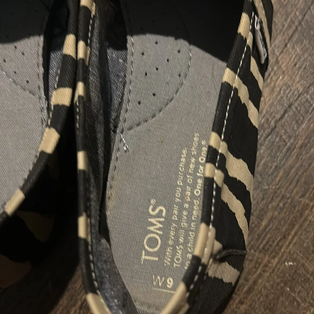 TOMS Women Black‎ & Tan Zebra Print LightWeight Flat Slip On Shoes Size 9 W Black - Image 4