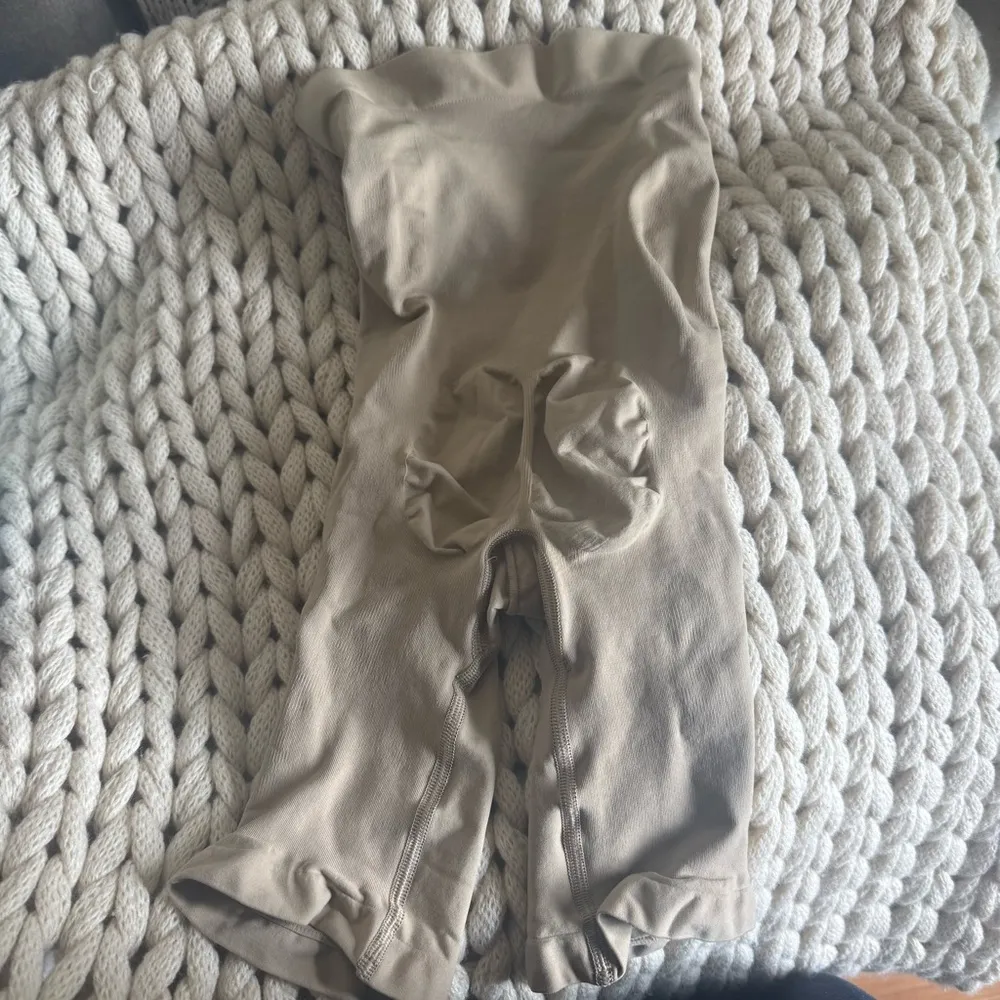 NWOT SEAMLESS SCULPT HIGH-WAISTED ABOVE THE KNEE SHORT SIZE S - Image 4