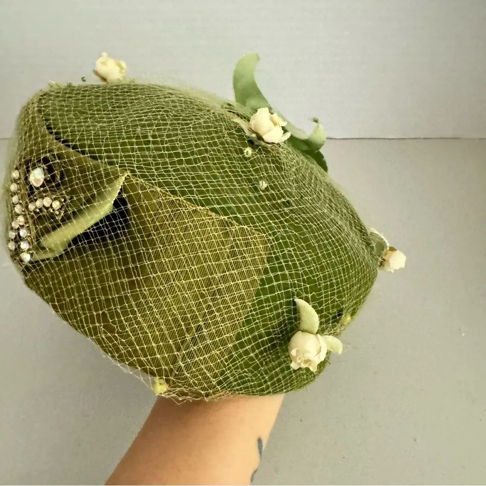 Vintage 1950s Union Made Green Womens Hat Brooch & Flowers With Mesh Unique - Image 7