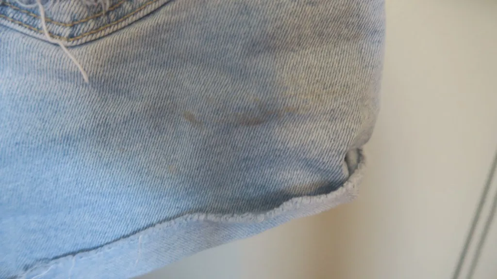 American Eagle Outfitters stretch curvy mom short denim jeans heavily distressed in light wash  - Image 18