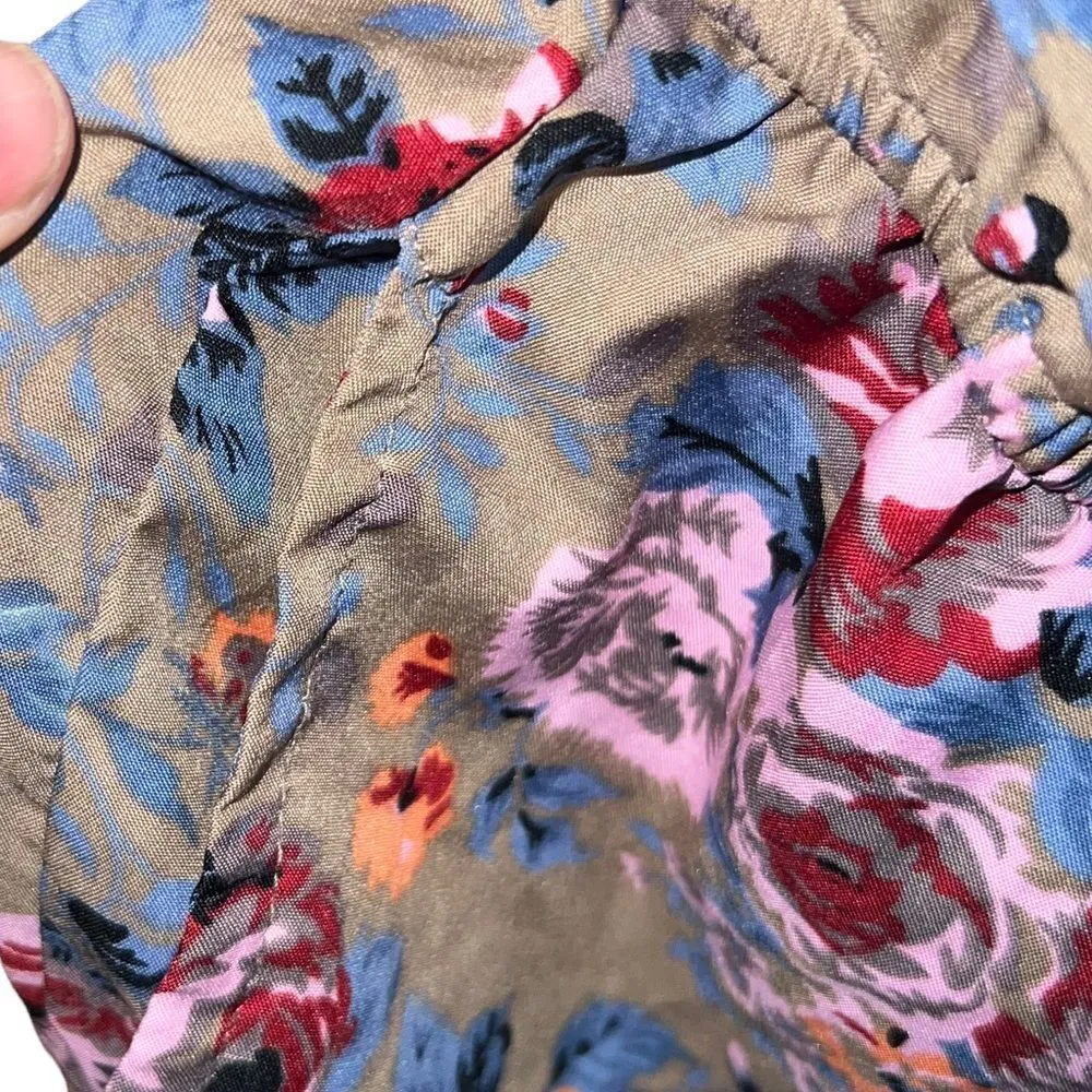 Dizzire one piece shorts jumpsuit with vneck and back zip size medium Tan - Image 6