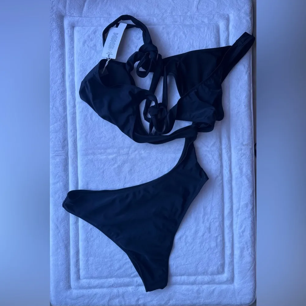 black Brazilian bikini swimsuit L laid out textured surface, likely a towel. Size L - Image 9