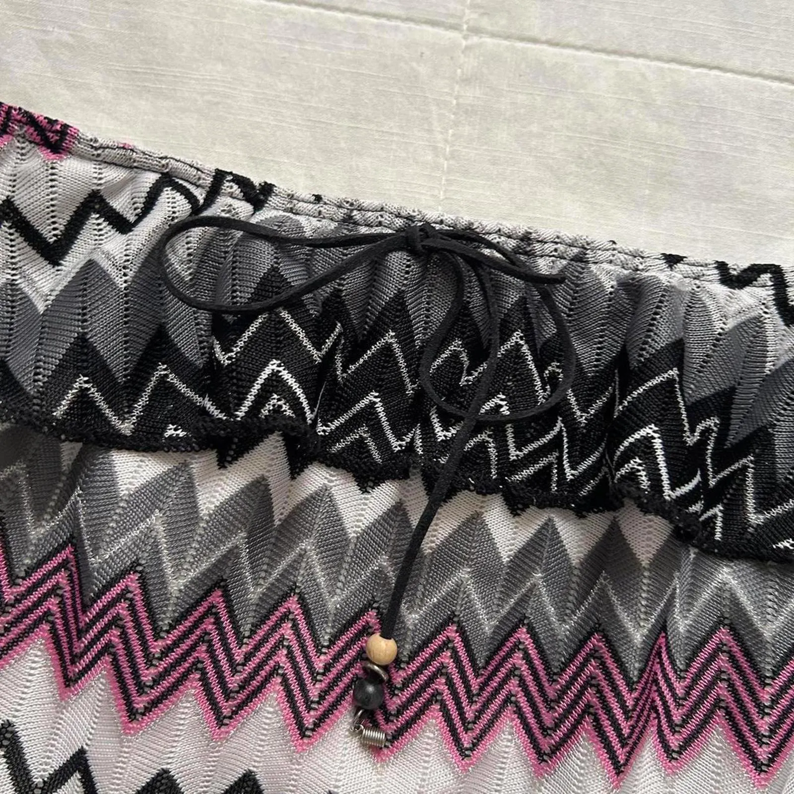 Y2K paper tag vintage Pink black chevron tube top with ruffles and tie detail - Image 2