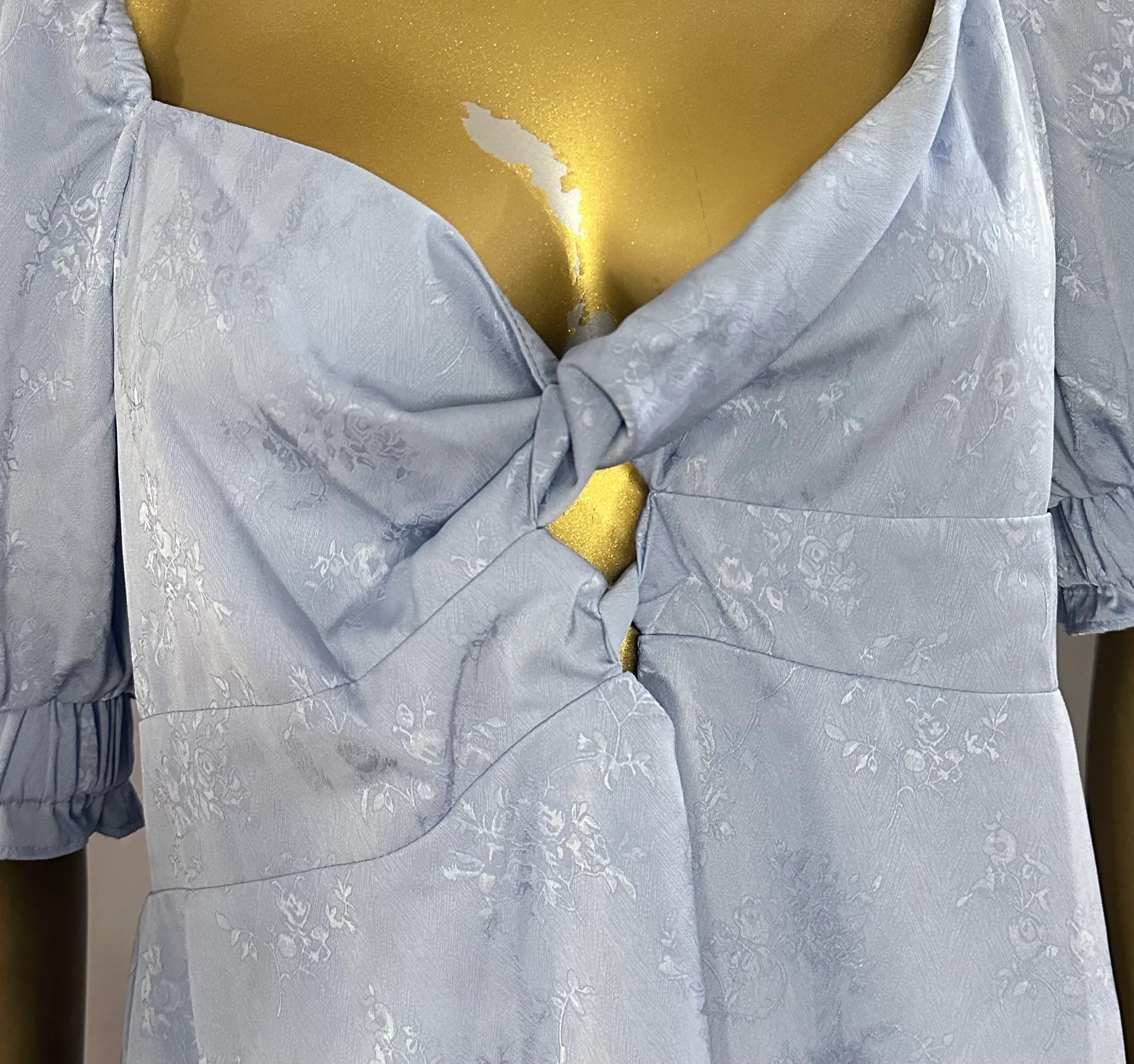 NWT  Short Puff Sleeve Vneck Peekaboo Twist Front Floral Jacquard XL Periwinkle Dress Light Blue - Image 3