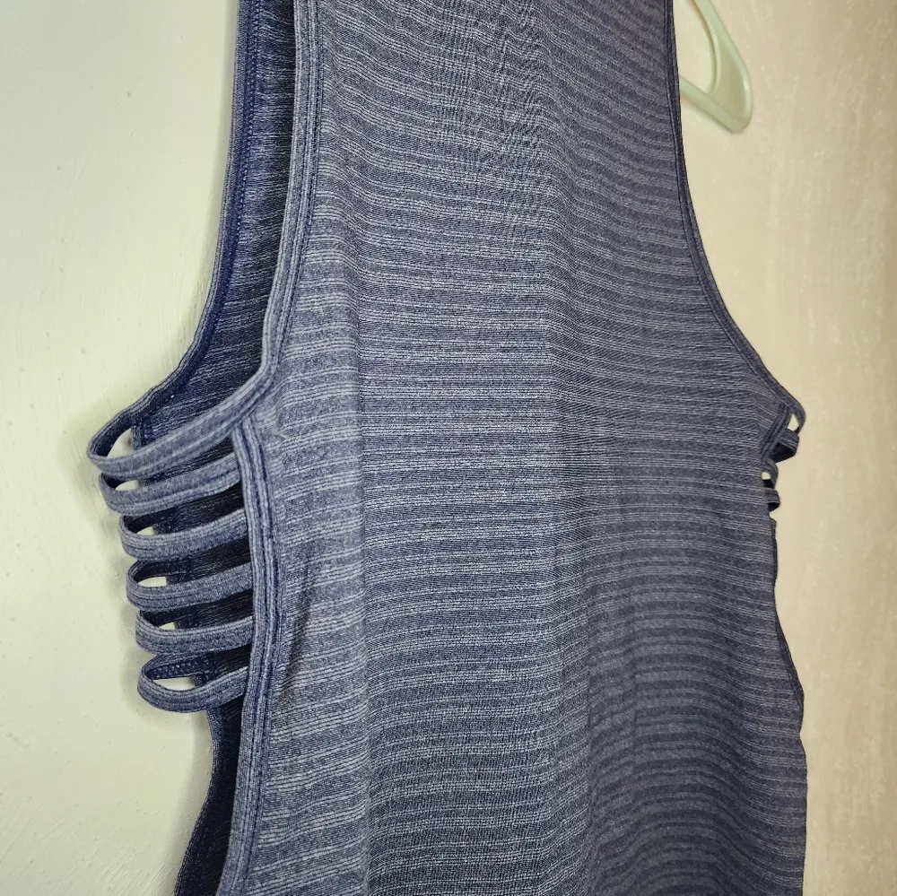 Roxy grey sleeveles top with low cut sides size small - Image 4