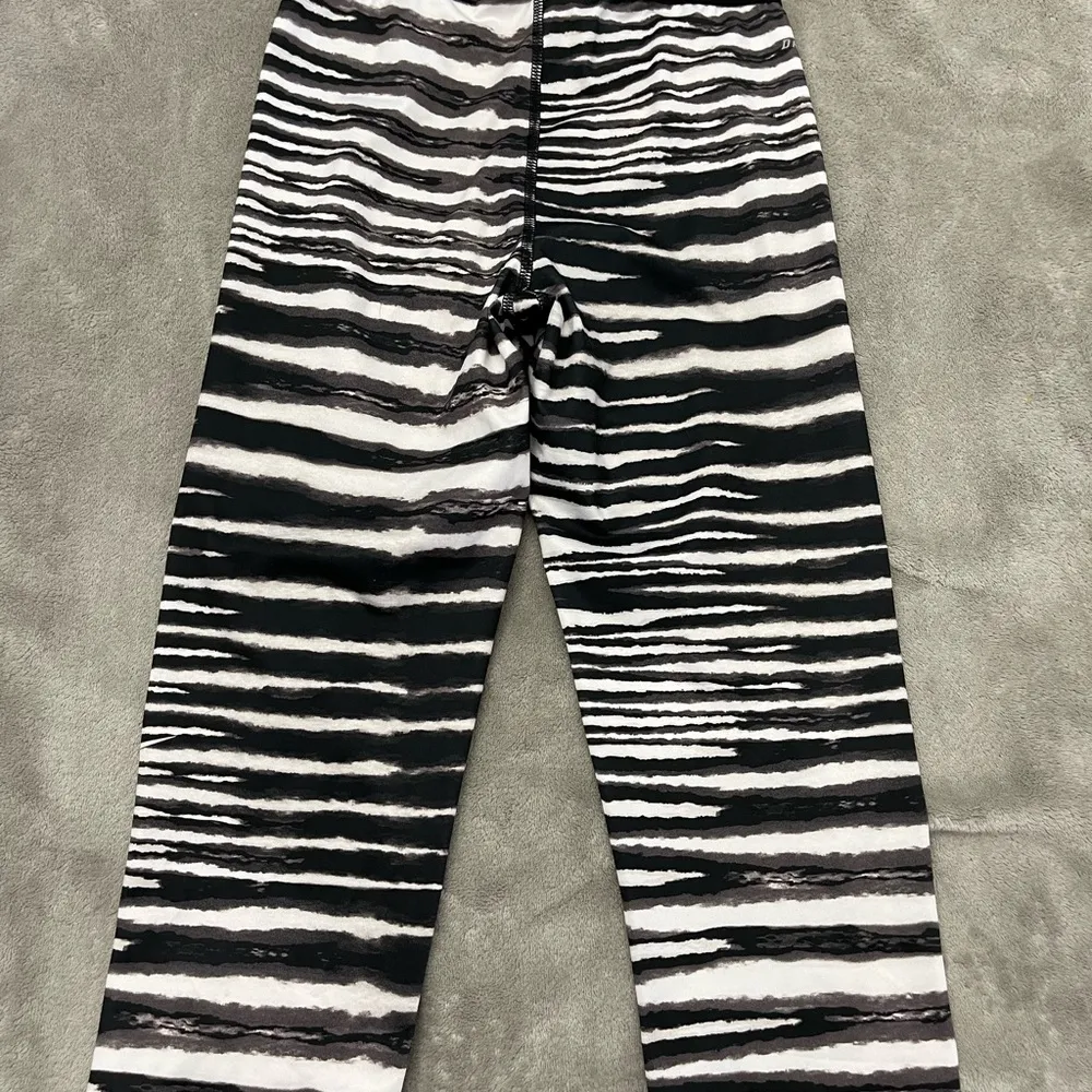 💜Nike Pro Capri Leggings Woman’s Zebra Stripped Dri Fit Athletic Pants, Size S - Image 4