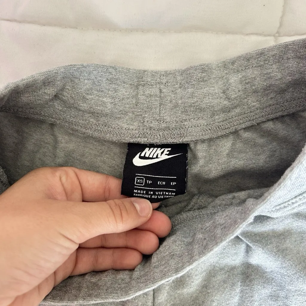 Nike  Sportswear Womens XS Relaxed Sweat Shorts Training Comfy Gym Grey - Image 3