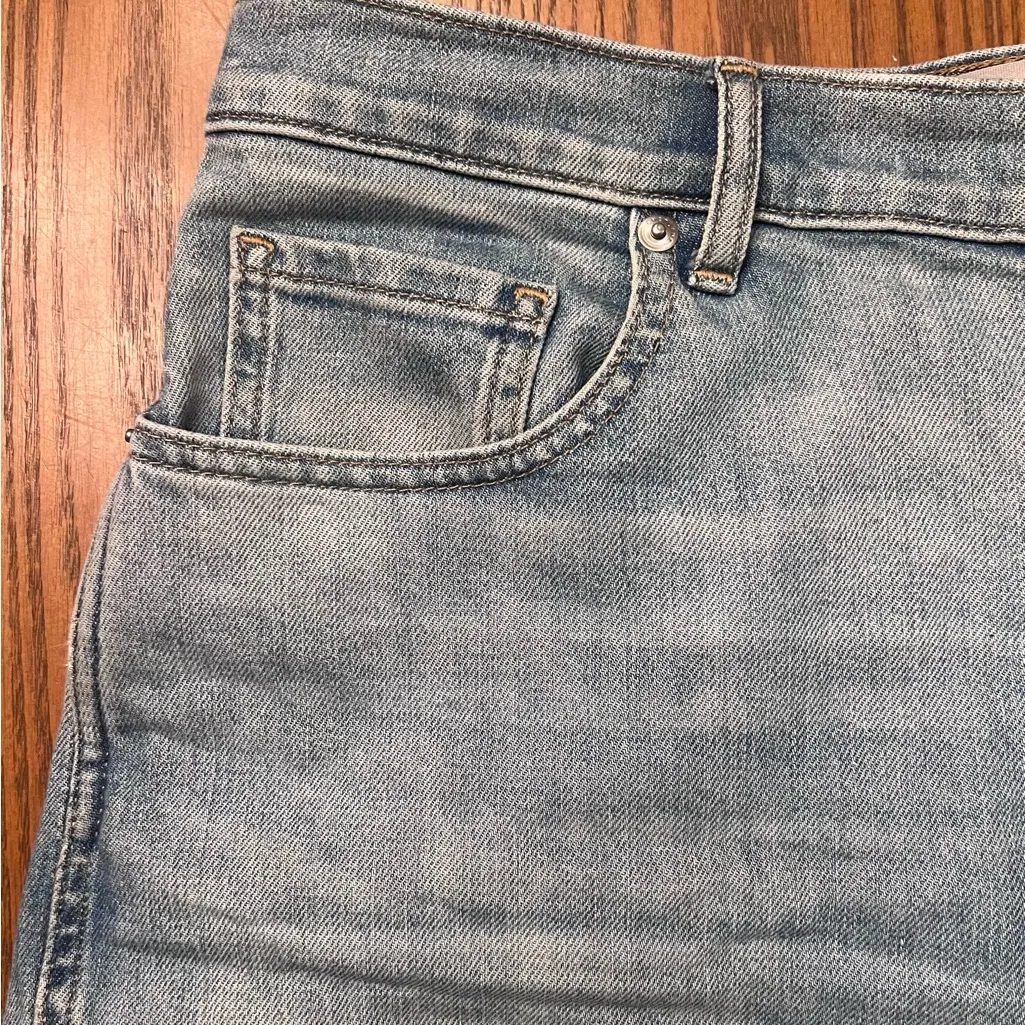 Everlane The Cheeky Bootcut Cutoff Light Blue Denim Jean Shorts Raw‎ Hem Size 30 - Image 2