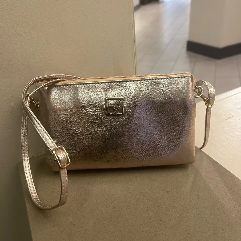 Bag Chic Metallic Rose Gold Clutch Stone Mountain like new! - Image 8