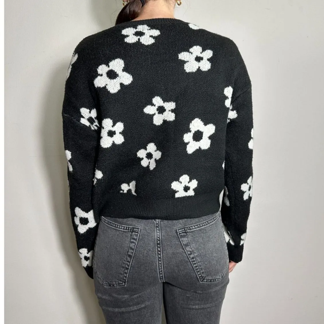 Major Label Group Cropped Black and White Floral Sweater Size Small - Image 2
