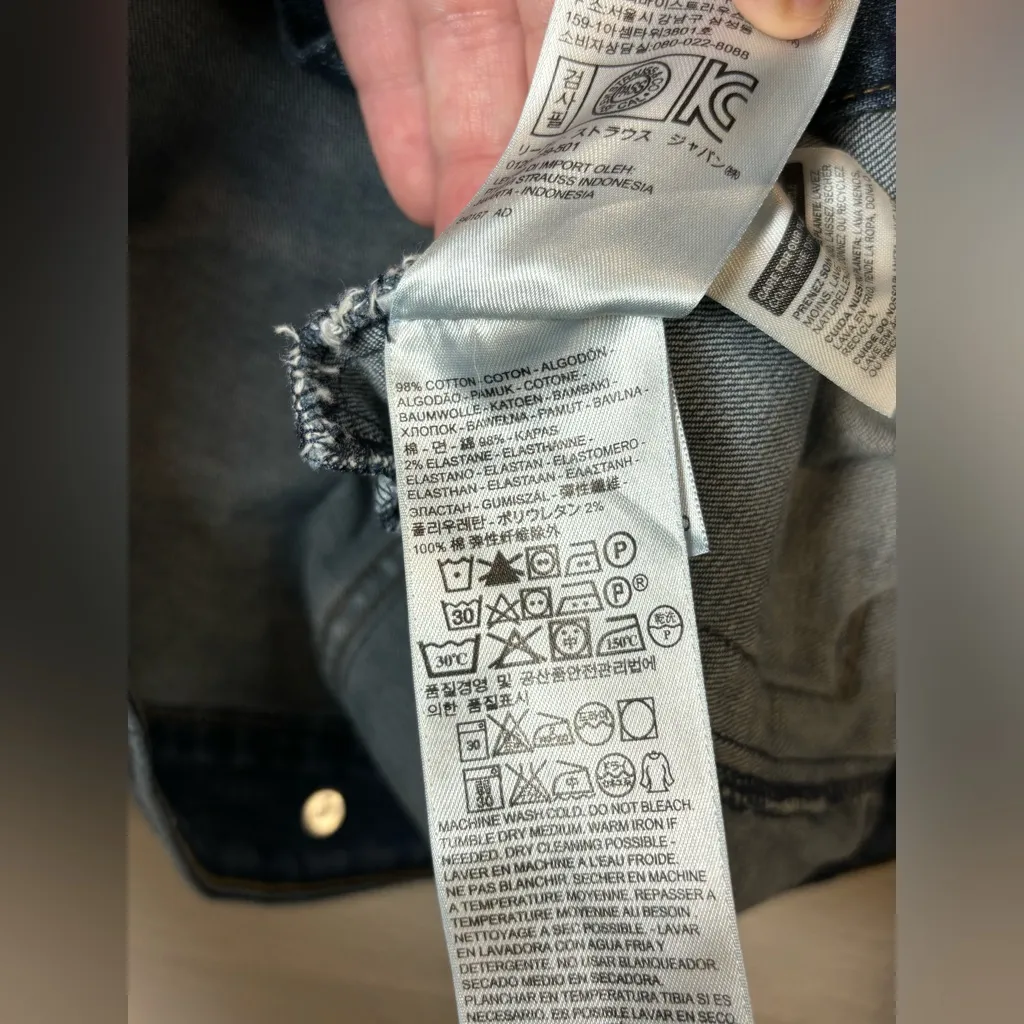 Levi’s Strauss Co Woman’s Denim Blue Collared Button Up Jean Jacket Size Small - Image 5