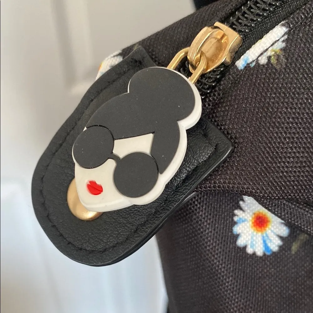 Alice + Olive X FABFITFUN DUFFEL Daisy Bag Black - Image 2
