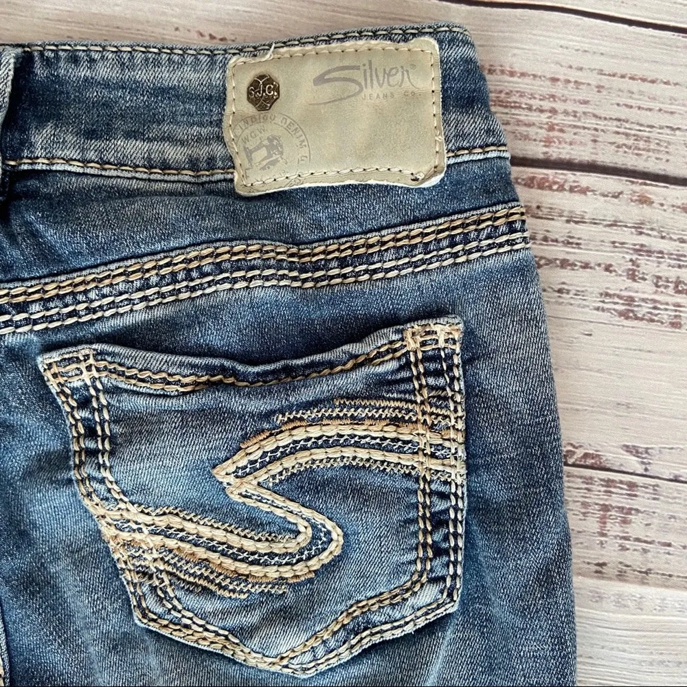 Silver Suki Denim Capri Medium Wash. Size 28 - Image 10