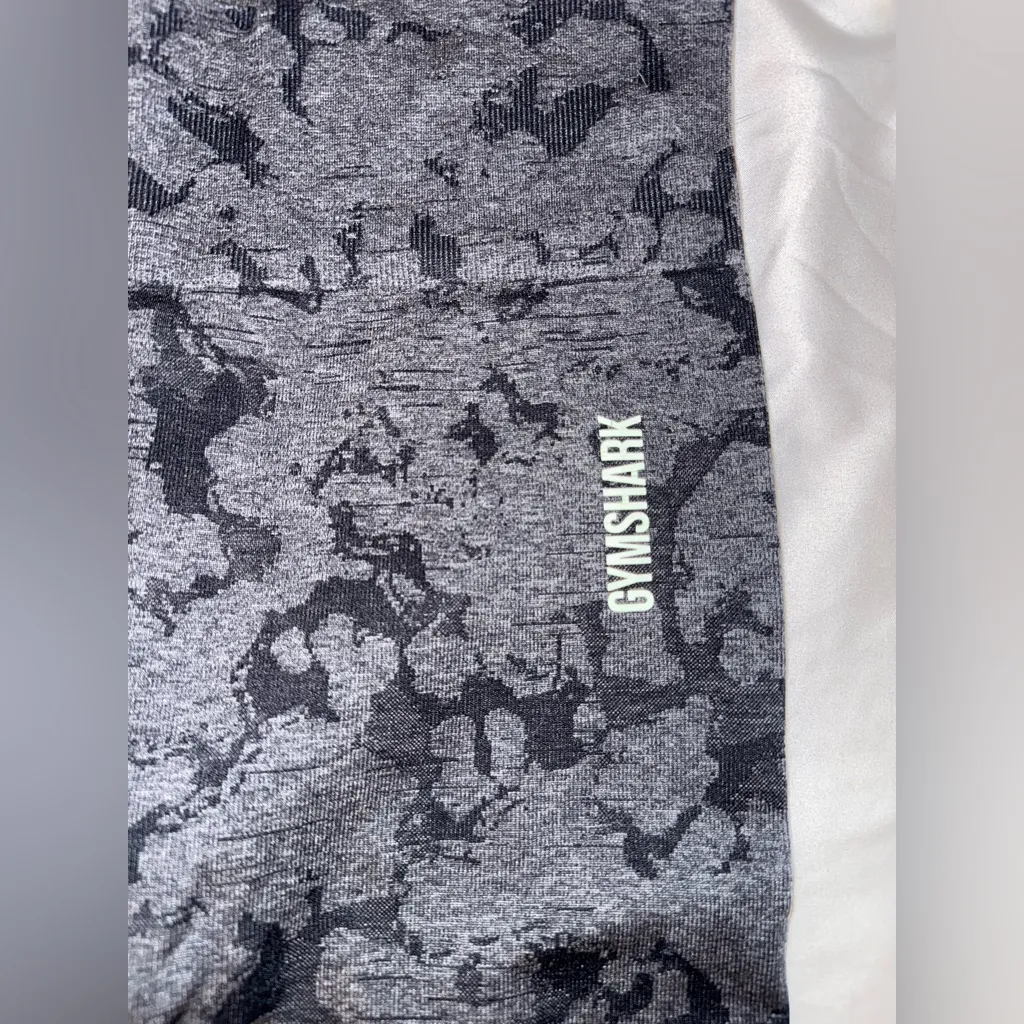 Black and grey camo gymshark leggings - Image 3