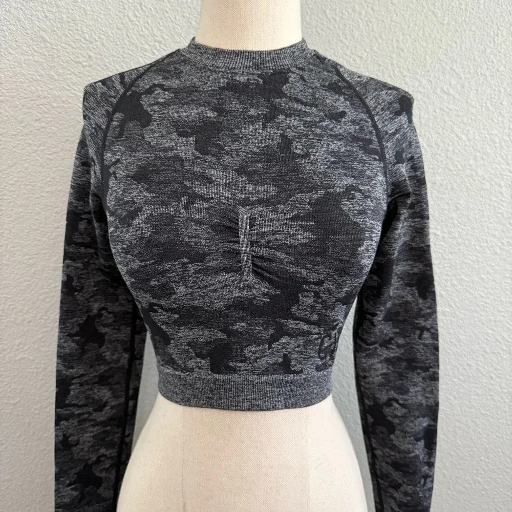 Gymshark Adapt Crop Top Size Small‎ Camo Long Sleeve - Image 4