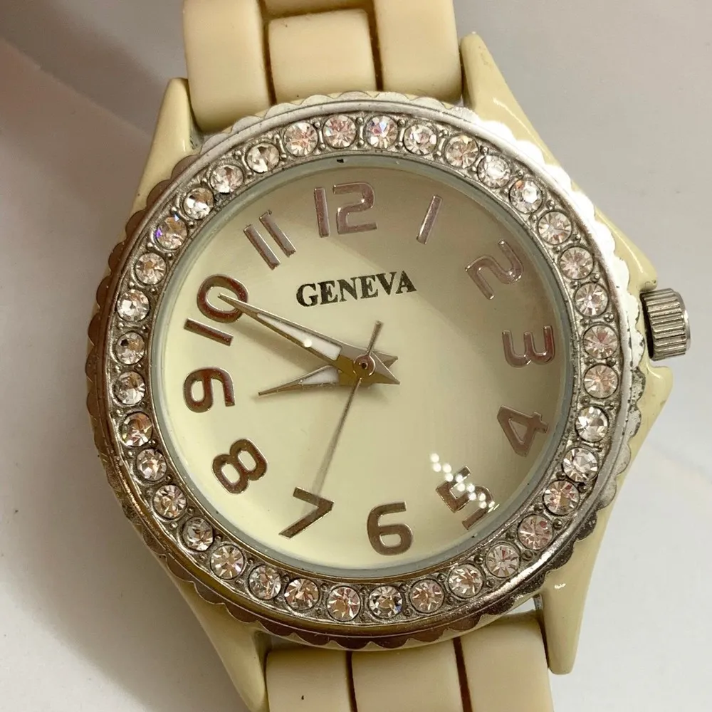 Geneva 32mm wrist watch beige dial case silicone band new battery - Image 2