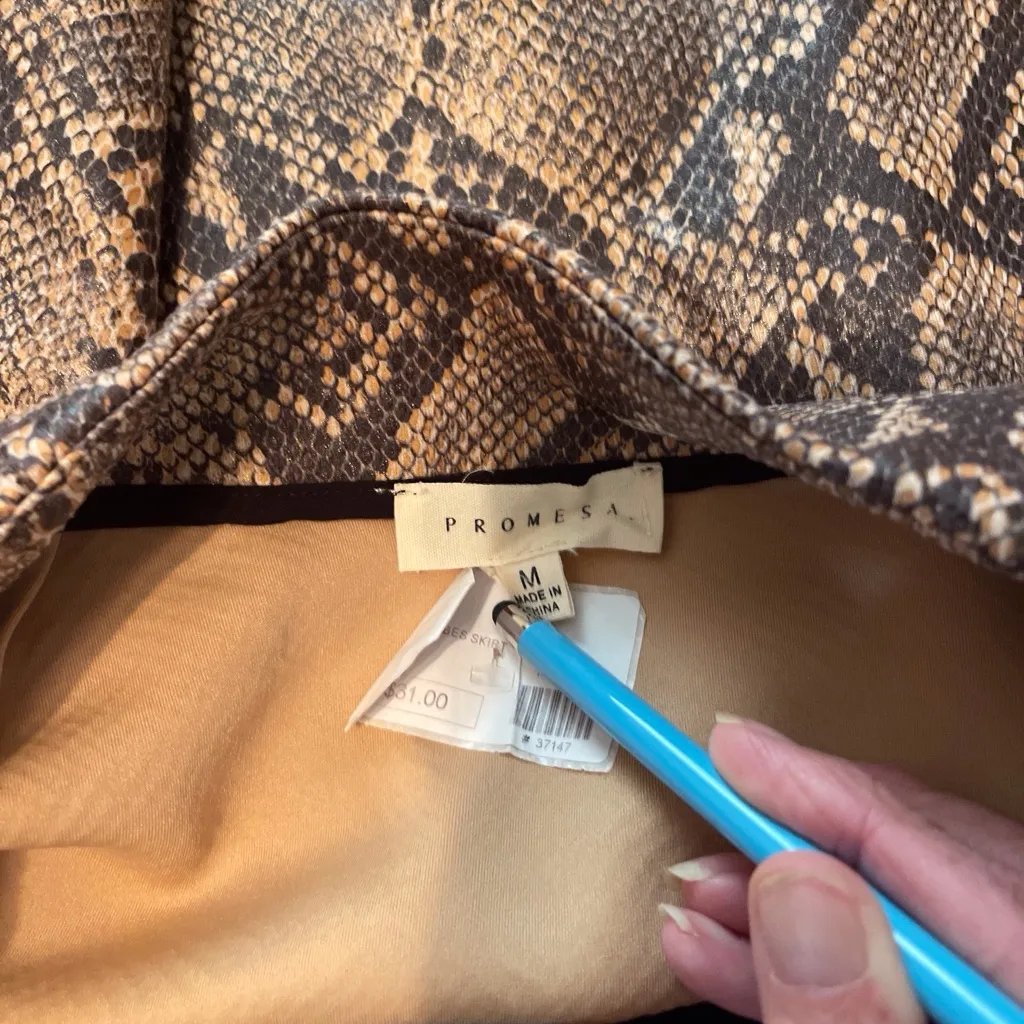 Promesa NWT zip closure faux snake skin brown tan mini skirt w/pockets. Size M. - Image 6