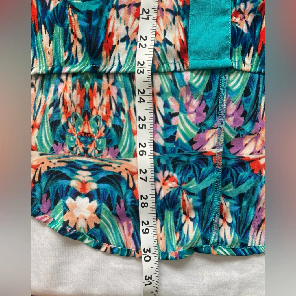 nicole by Nicole Miller‎ Sleeveless Colorful Droptail Blouse
Size XL - Image 10