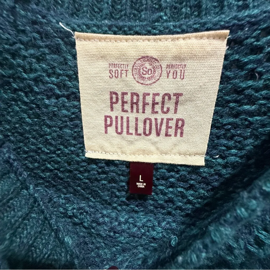 SO Women's Green/Navy Crew Neck Sweater - Image 4