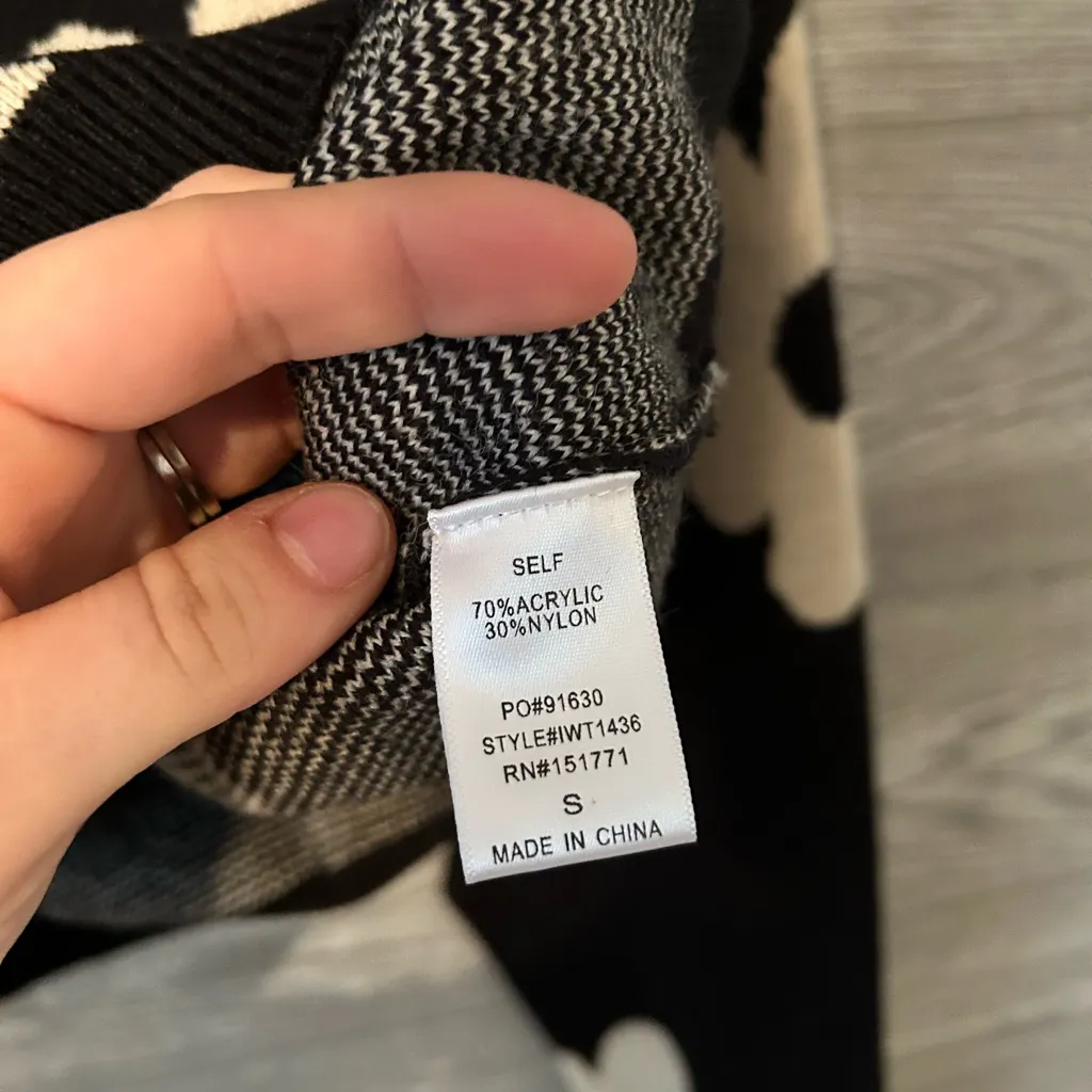 Le Lis Black Floral‎ Cropped Sweater Trendy Flower Print Knit Top - Image 5