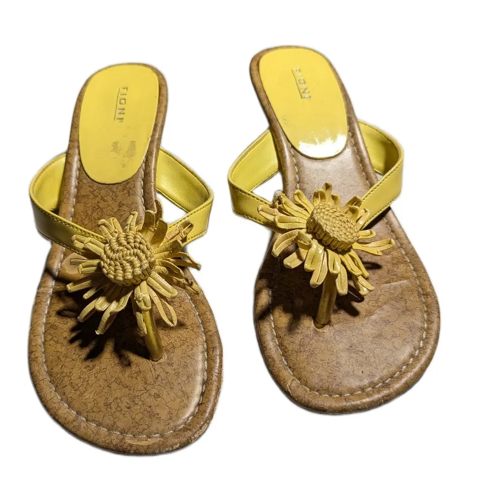 Vtg Y2K Fioni Yellow Faux Leather Flower Accent Kitten Heel Thong Sandals Sz 6.5 - Image 2