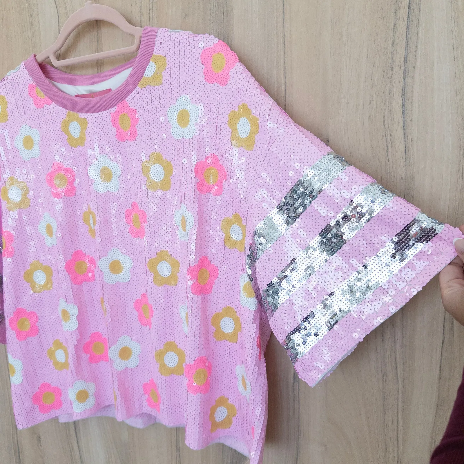 Simply Southern Womens Preppy Sequin Daisy Top Size L Pink Floral Short Sleeve - Image 3
