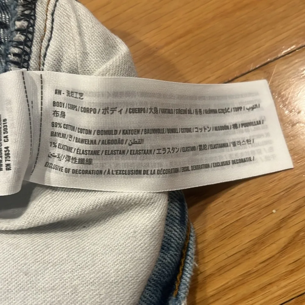 Abercrombie &Fitch curve love high rise mom 4’ jeans shorts size 34/18 . - Image 3