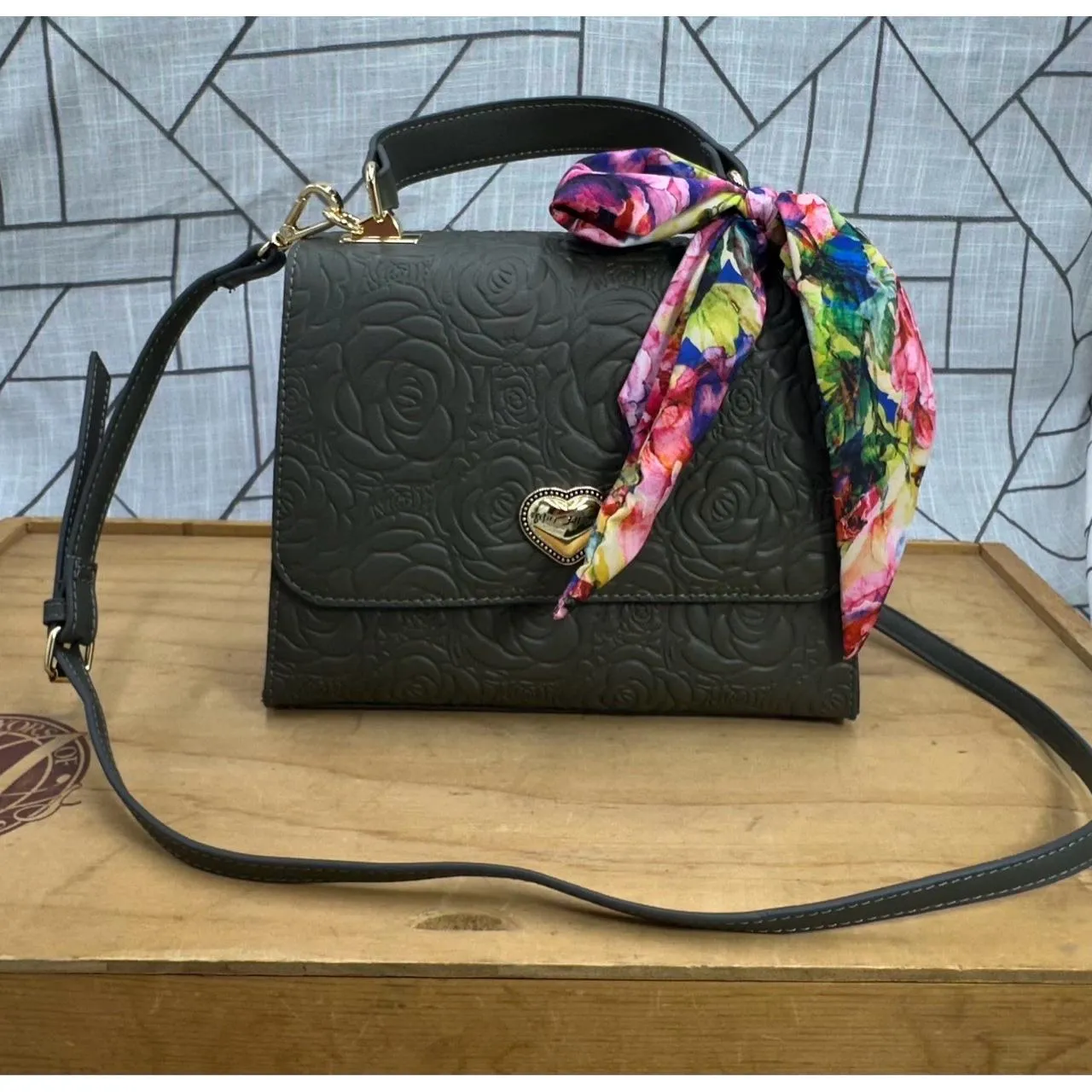 Betsey Johnson Tophandle Handbag Floral Embossed Detachable Strap Womens purse - Image 3