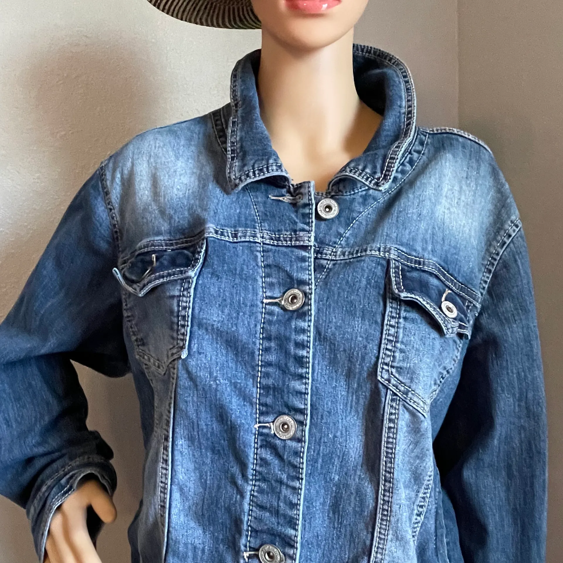 Maurice's  Dark Blue Light Blue Faded Denim Jean Jacket Size 3 - Image 3